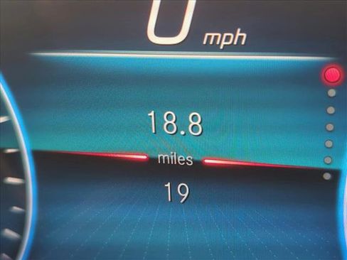 Used 2023 Mercedes-Benz EQB 300 4MATIC image 11