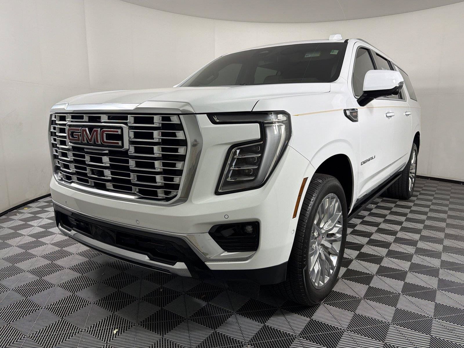 Used 2025 GMC Yukon XL Denali w/ Sun & Power Step Package RWD image 3