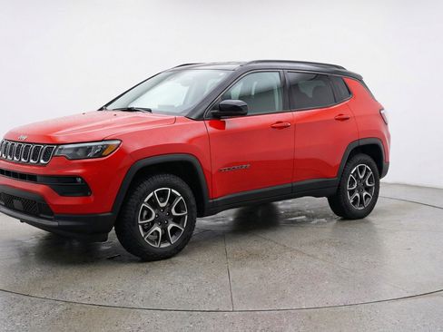 Used 2025 Jeep Compass Trailhawk image 3