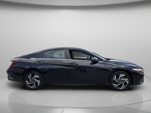 Certified 2025 Hyundai Elantra SEL FWD image 4