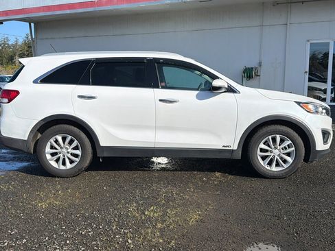 Used 2017 Kia Sorento AWD image 3