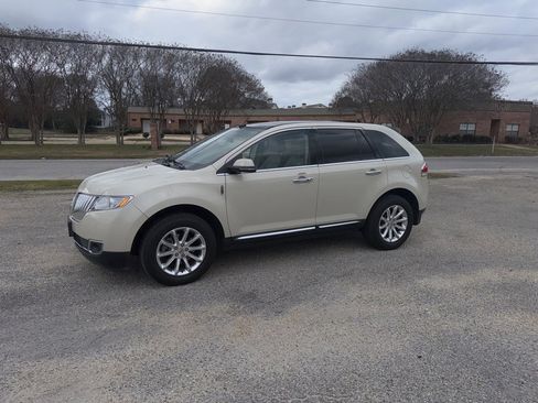 Used 2014 Lincoln MKX FWD w/ Equipment Group 102A image 6