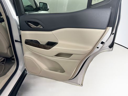 Used 2020 GMC Acadia Denali w/ Technology Package FWD image 34