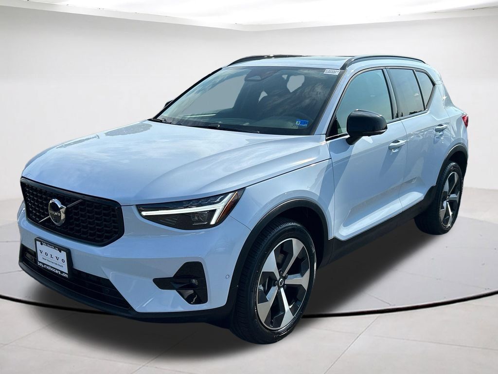 Certified 2026 Volvo XC40 B5 Plus AWD/4WD image 1