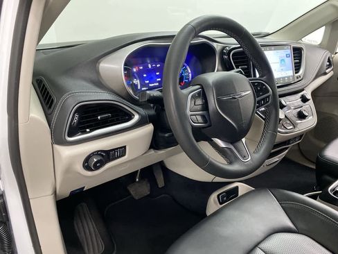 Used 2024 Chrysler Pacifica Select image 2