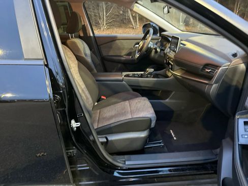 Used 2023 Nissan Rogue SV image 13