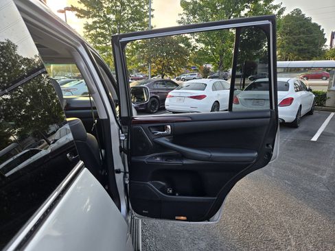 Used 2011 Lexus LX 570 4WD w/ Luxury Pkg image 30