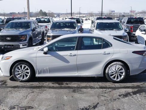 Used 2022 Toyota Camry LE image 5