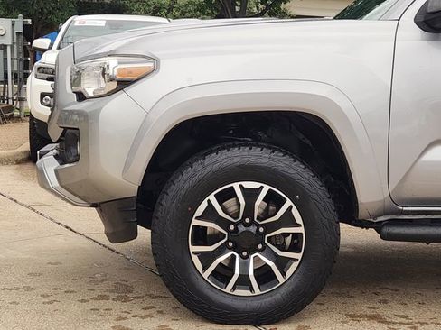 Used 2021 Toyota Tacoma TRD Sport w/ Technology Package AWD/4WD image 5