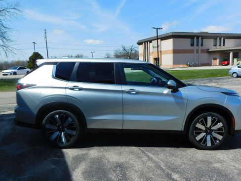 New 2025 Mitsubishi Outlander SE image 10