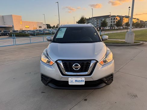 Used 2018 Nissan Kicks SV FWD image 3