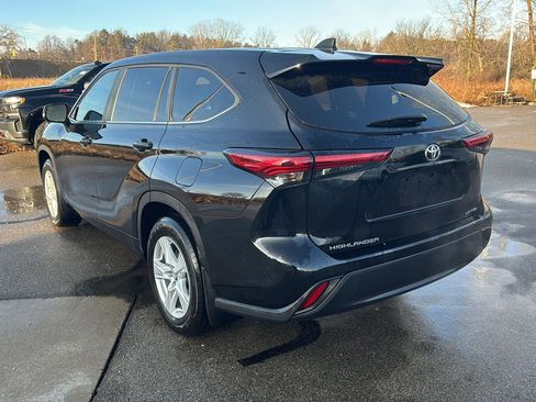 Used 2023 Toyota Highlander LE image 3