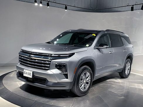 Used 2025 Chevrolet Traverse LT image 8