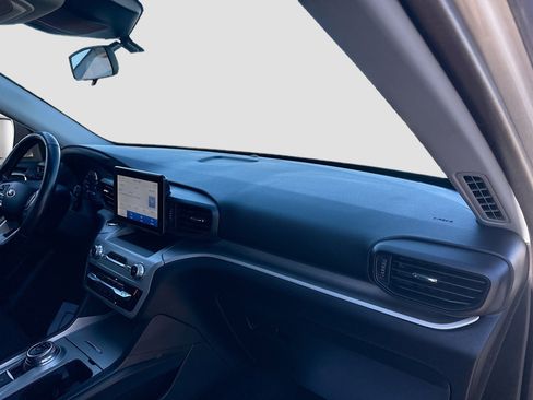 Used 2022 Ford Explorer XLT image 30