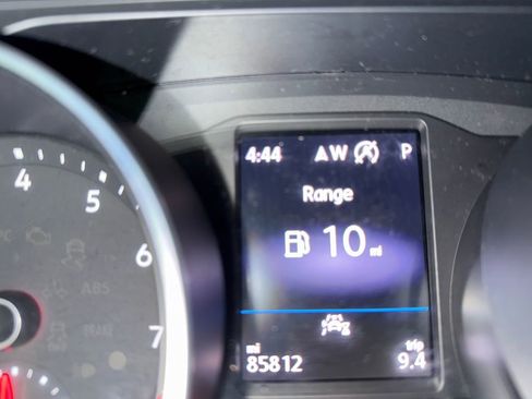 Used 2021 Volkswagen Tiguan SE w/ Panoramic Sunroof Package image 18