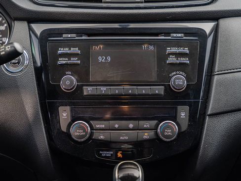 Used 2017 Nissan Rogue SV image 31