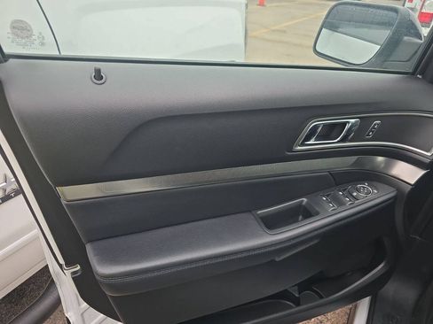 Used 2018 Ford Explorer XLT w/ Equipment Group 202A AWD/4WD image 11