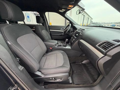 Used 2017 Ford Explorer XLT w/ Equipment Group 201A image 9