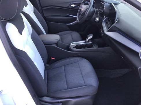 Used 2024 Chevrolet Trax LS w/ LS Convenience Package FWD image 10