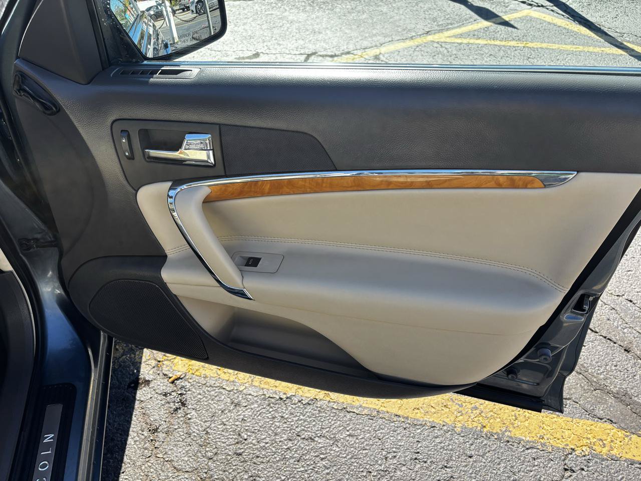 Used 2012 Lincoln MKZ FWD image 25