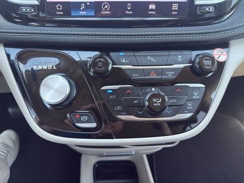 Used 2023 Chrysler Pacifica Touring-L FWD image 17