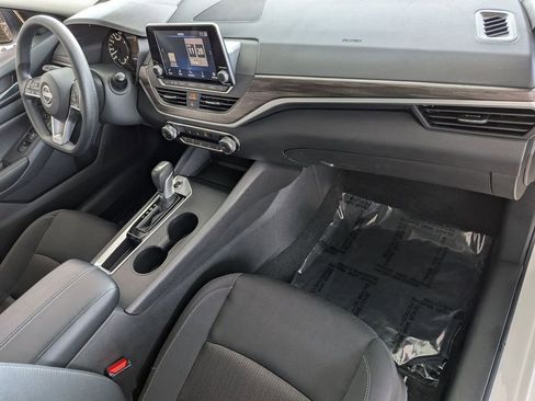 Used 2025 Nissan Altima 2.5 SV FWD image 31