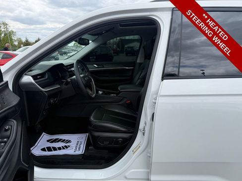 Used 2023 Jeep Grand Cherokee Limited w/ Black Appearance Package AWD/4WD image 13