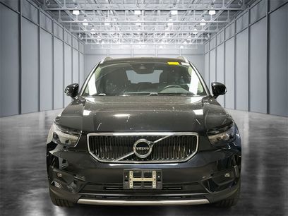 Used 2022 Volvo XC40 T4 Momentum w/ Premium Package