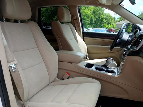 Used 2021 Jeep Grand Cherokee Laredo image 17