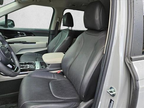 Used 2024 Kia Carnival EX image 19