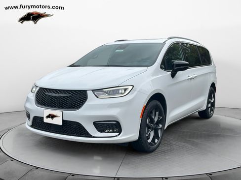 New 2026 Chrysler Pacifica Limited w/ S Appearance Package image 7