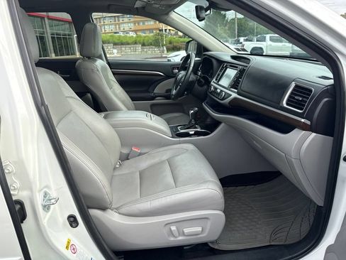 Used 2016 Toyota Highlander Limited w/ Driver Technology Package AWD/4WD image 8