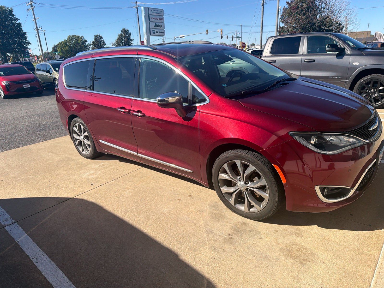 Used 2017 Chrysler Pacifica Limited FWD image 1