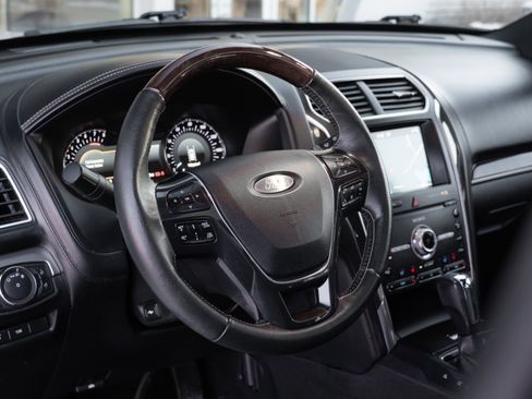 Used 2019 Ford Explorer Platinum image 11