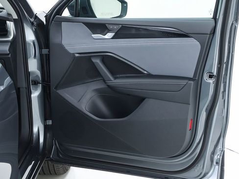 New 2025 Volkswagen Tiguan SE image 31