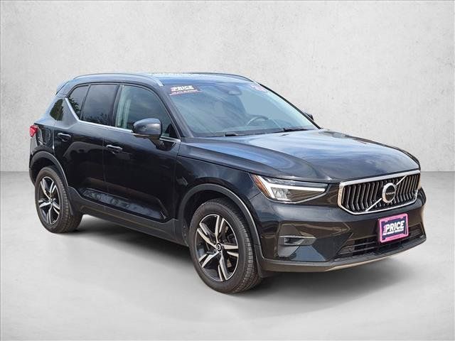 Used 2023 Volvo XC40 B5 Plus w/ Driver Assist Package AWD/4WD image 3