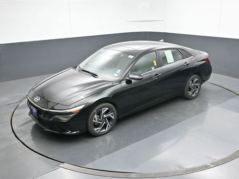 Used 2025 Hyundai Elantra Limited image 46