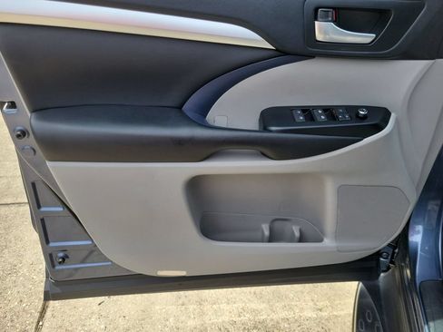 Used 2018 Toyota Highlander XLE FWD image 12