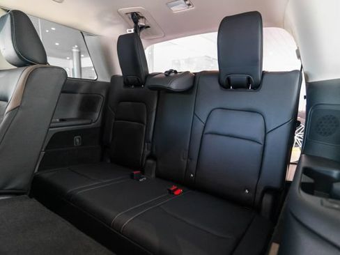 Used 2025 Nissan Pathfinder Platinum w/ Black Appearance Package AWD/4WD image 37