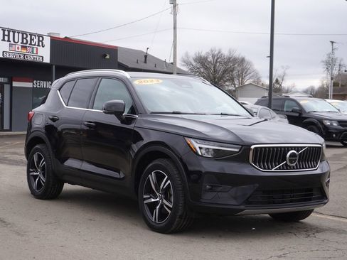 Used 2023 Volvo XC40 B5 Plus image 9