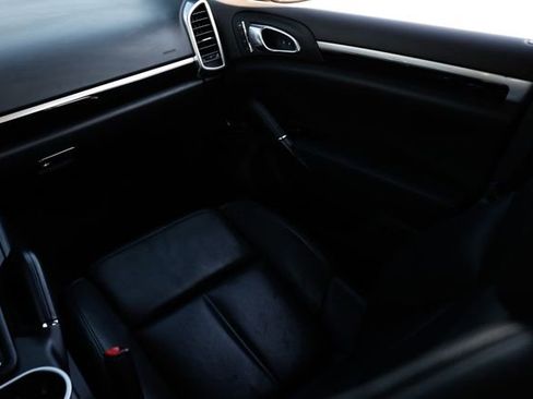 Used 2018 Porsche Cayenne Platinum Edition image 28