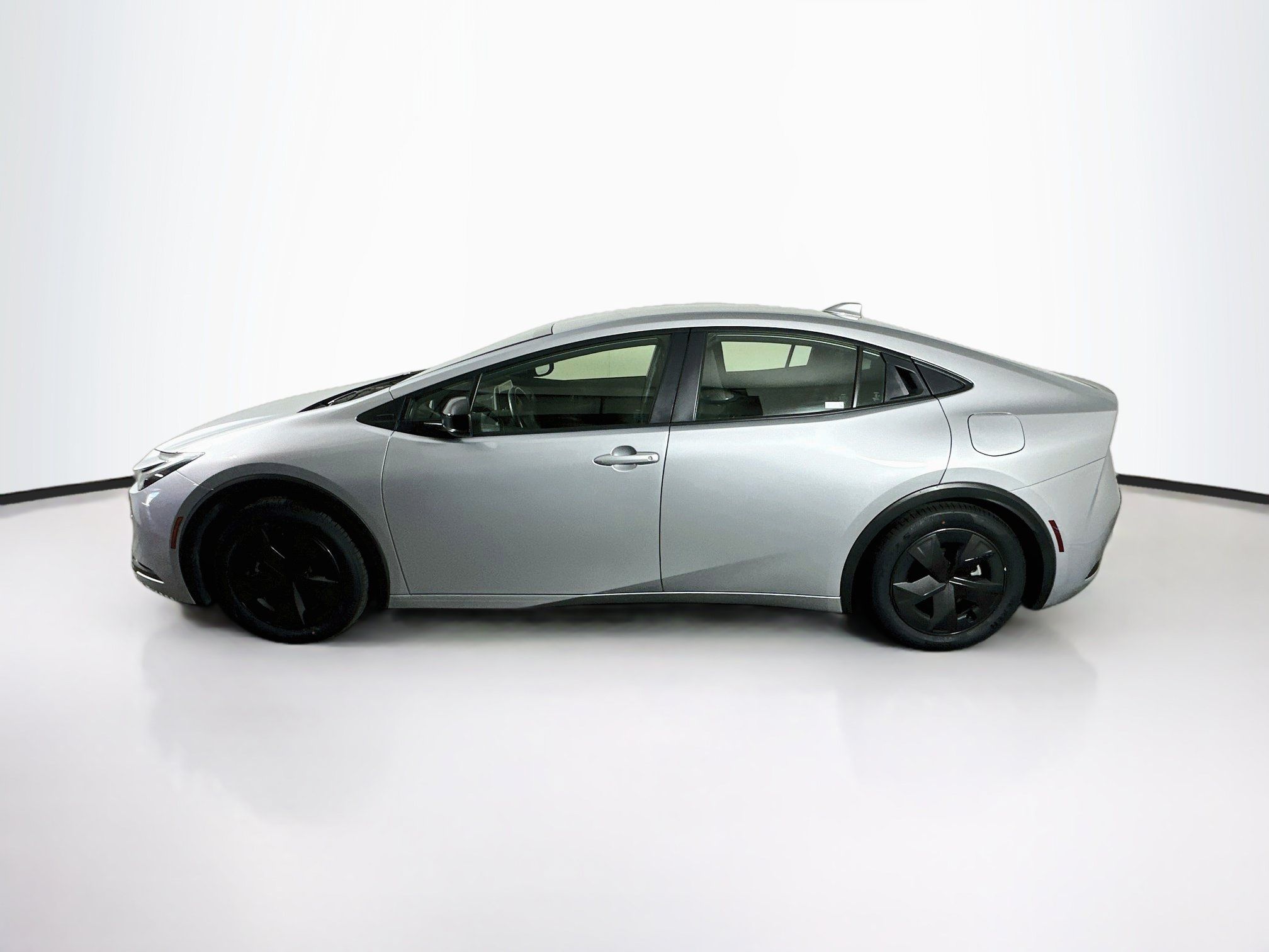 Used 2025 Toyota Prius LE FWD image 4