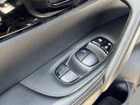 Used 2017 Nissan Rogue Sport SL FWD image 21