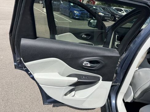 Used 2020 Jeep Cherokee Limited w/ Technology Group FWD image 19