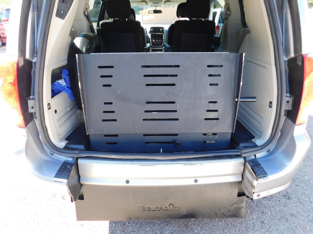 Used 2016 Dodge Grand Caravan SXT w/ Rear Park Assist Package FWD image 5