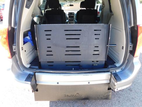 Used 2016 Dodge Grand Caravan SXT w/ Rear Park Assist Package FWD image 5