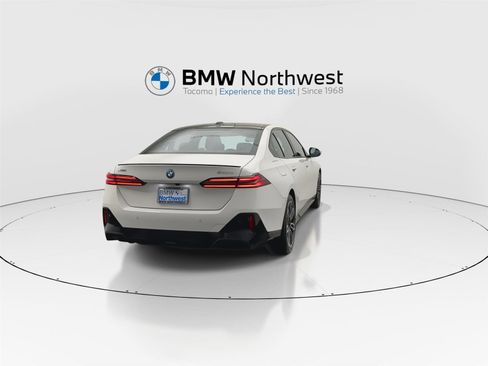 New 2026 BMW 550e xDrive w/ Premium Package image 2