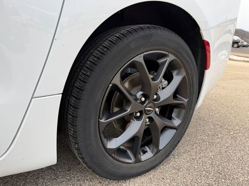 Used 2023 Chrysler Pacifica Touring-L w/ S Appearance Package image 15