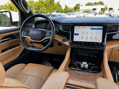Used 2022 Jeep Grand Wagoneer Series III w/ Rear Seat Video Group 1 AWD/4WD image 15