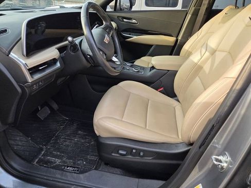 Used 2024 Cadillac XT4 Luxury w/ Cold Weather Package FWD image 5